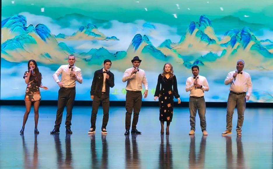 李凯演唱了《平凡之路》