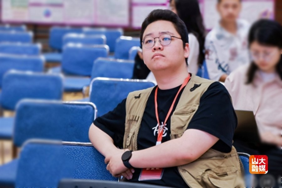 带着家人回校拍毕业照